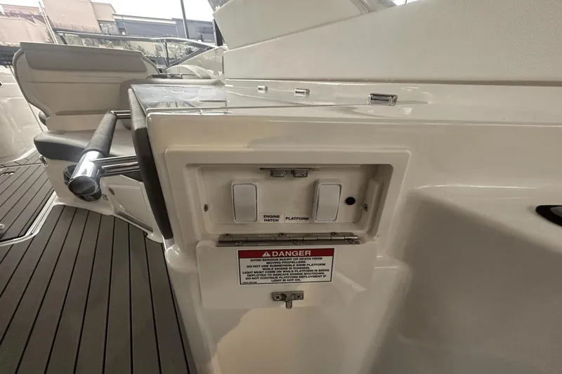 Slide: The Image of Sea Ray SLX 350 2025 - 18