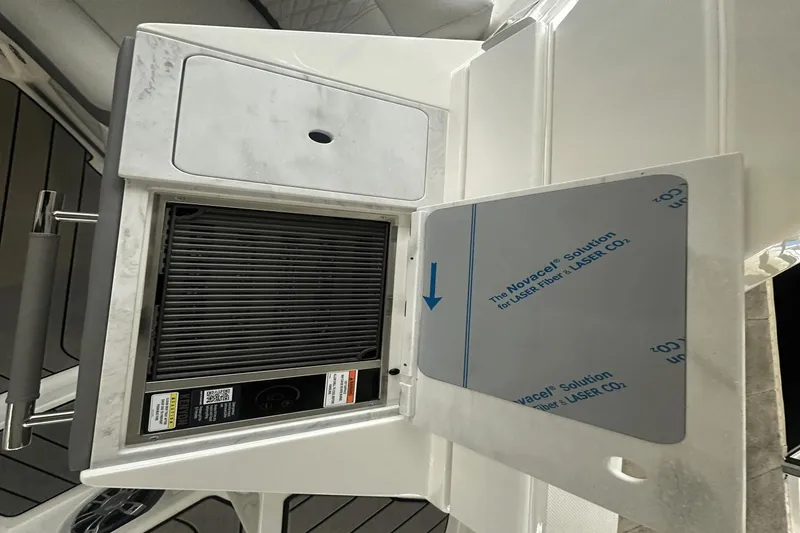 Slide: The Image of Sea Ray SLX 350 2025 - 19