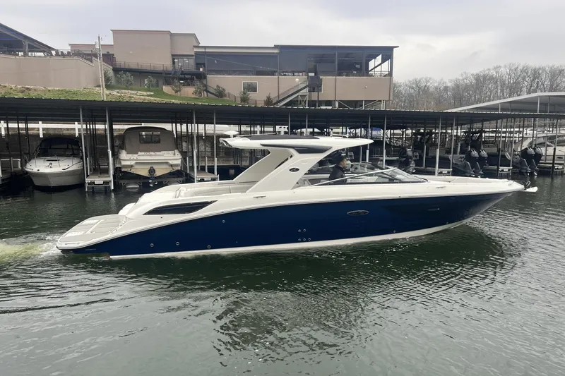 Slide: The Image of Sea Ray SLX 350 2025 - 2