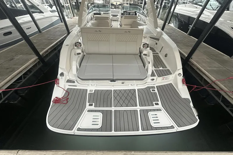 Slide: The Image of Sea Ray SLX 350 2025 - 4