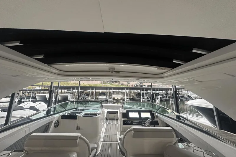 Slide: The Image of Sea Ray SLX 350 2025 - 6
