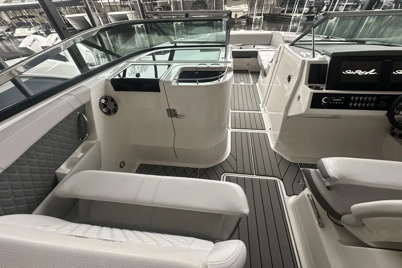 Slide: The Image of Sea Ray SLX 350 2025 - 7