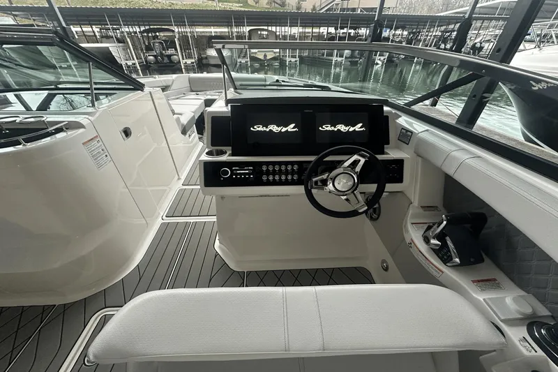 Slide: The Image of Sea Ray SLX 350 2025 - 8