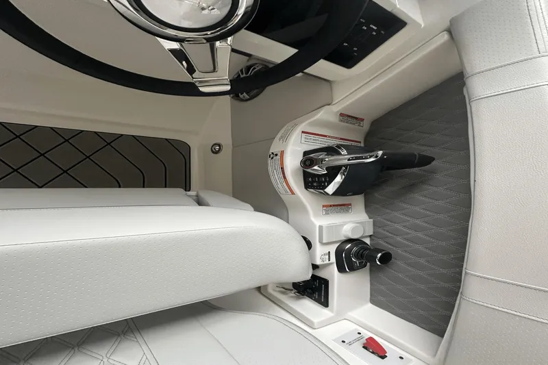 Slide: The Image of Sea Ray SLX 350 2025 - 9