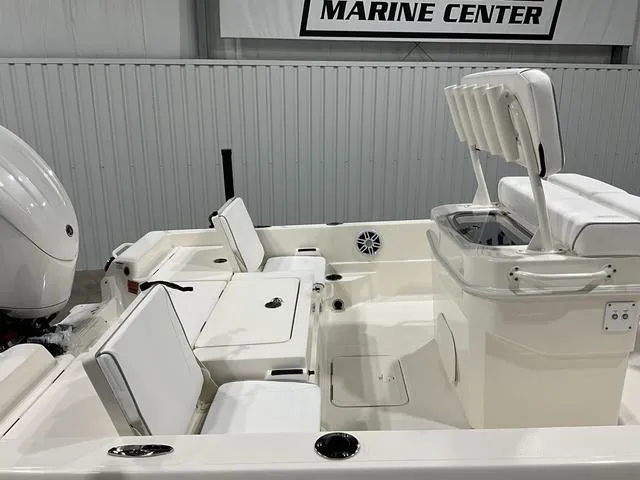 Slide: The Image of Skeeter SX230 2025 - 11