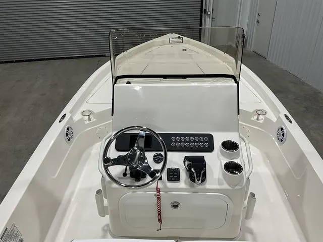 Slide: The Image of Skeeter SX230 2025 - 12