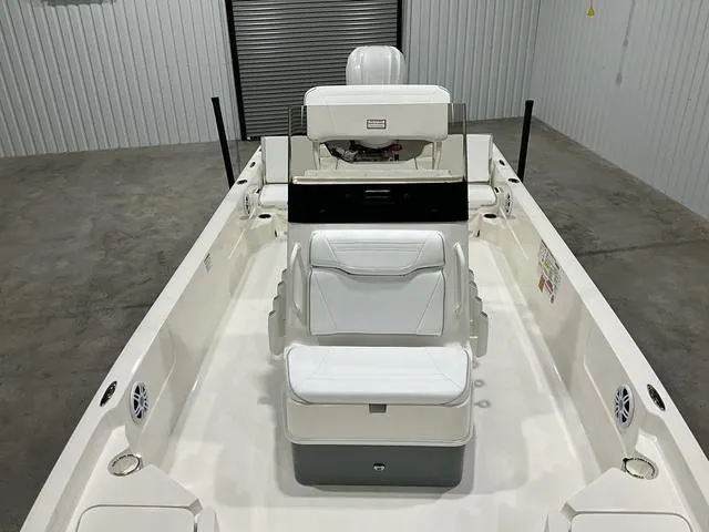 Slide: The Image of Skeeter SX230 2025 - 14