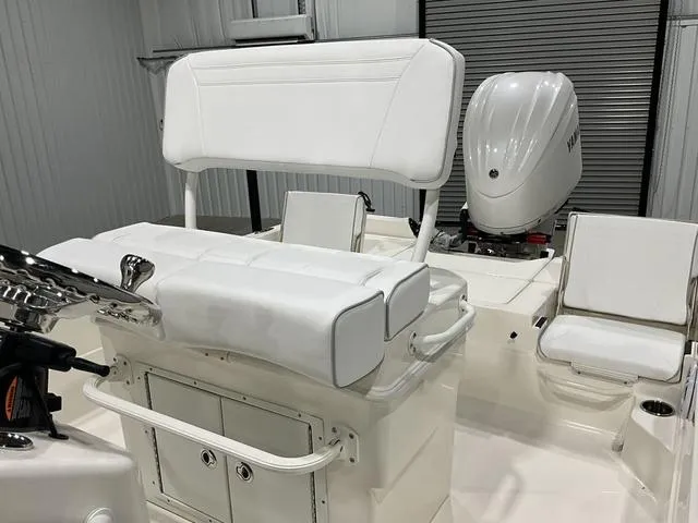 Slide: The Image of Skeeter SX230 2025 - 15