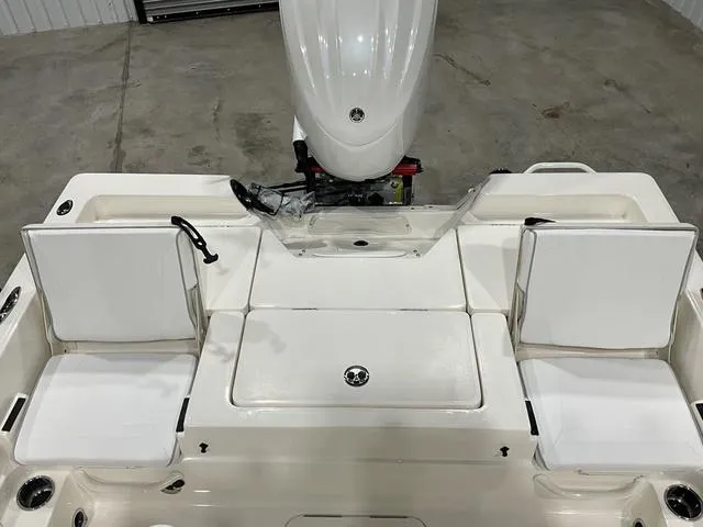 Slide: The Image of Skeeter SX230 2025 - 16