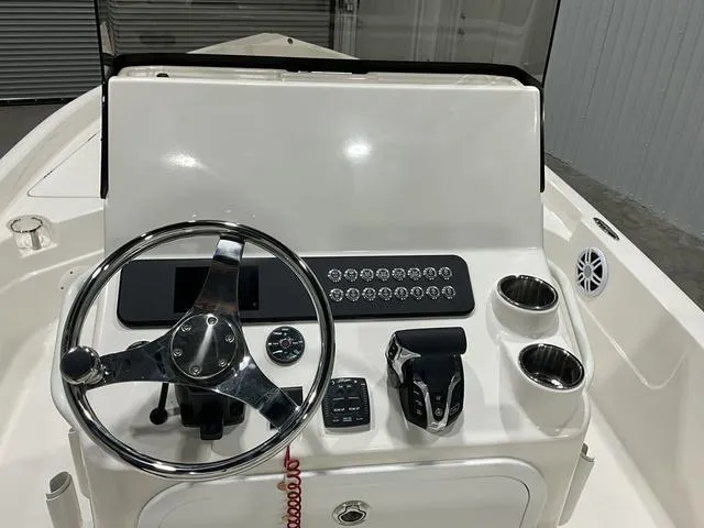 Slide: The Image of Skeeter SX230 2025 - 17