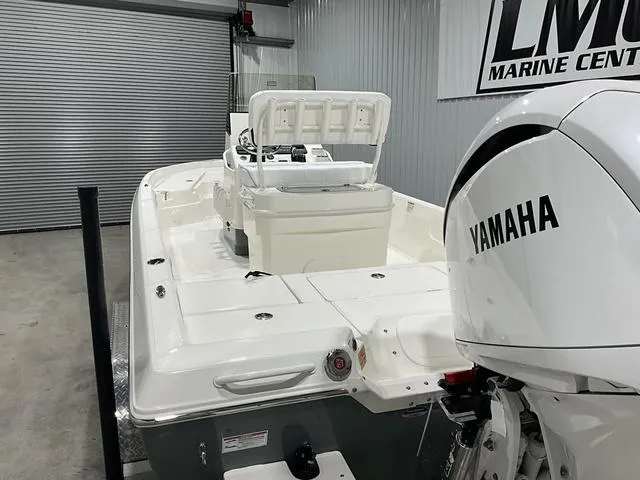 Slide: The Image of Skeeter SX230 2025 - 18