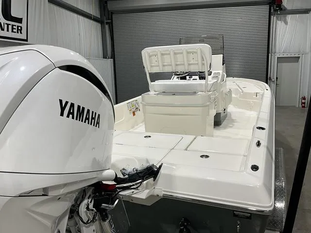 Slide: The Image of Skeeter SX230 2025 - 19