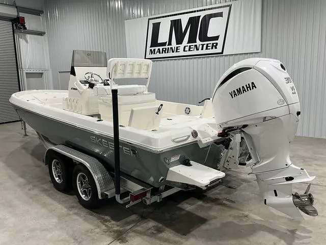 Slide: The Image of Skeeter SX230 2025 - 3