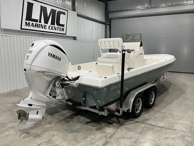 Slide: The Image of Skeeter SX230 2025 - 4