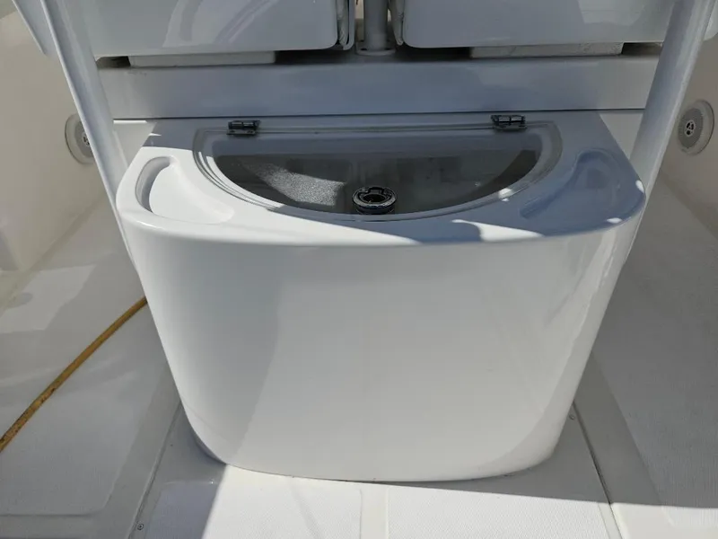 Slide: The Image of 2004 Marlago FS35 boat sink with closed lid in bright sunlight. - 39