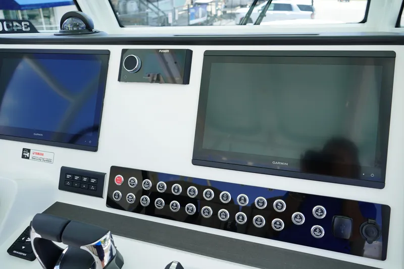 Slide: The Image of Edgewater 340CC 2025 - 64