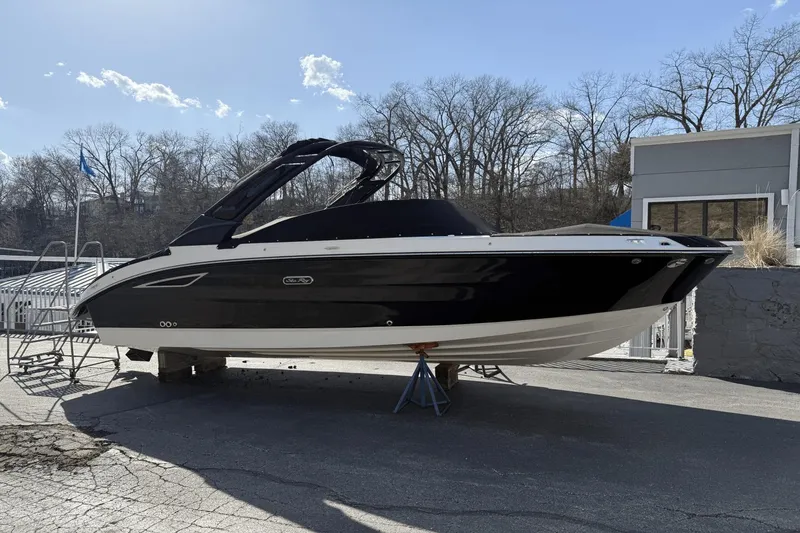 Slide: The Image of Sea Ray SDX 250 2025 - 2
