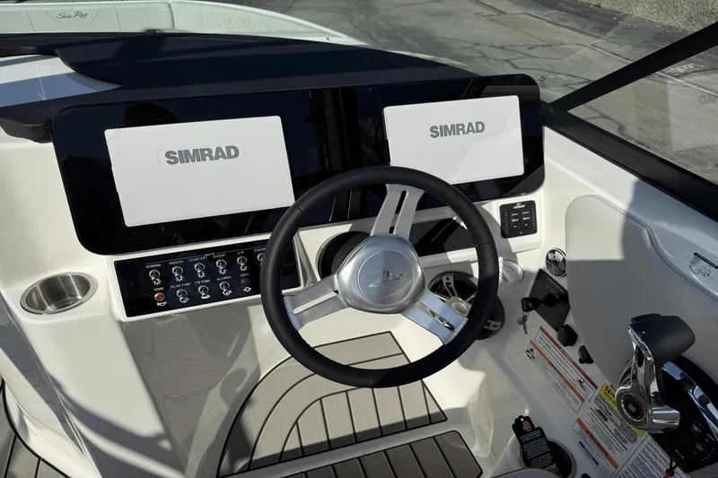 Slide: The Image of Sea Ray SDX 250 2025 - 12