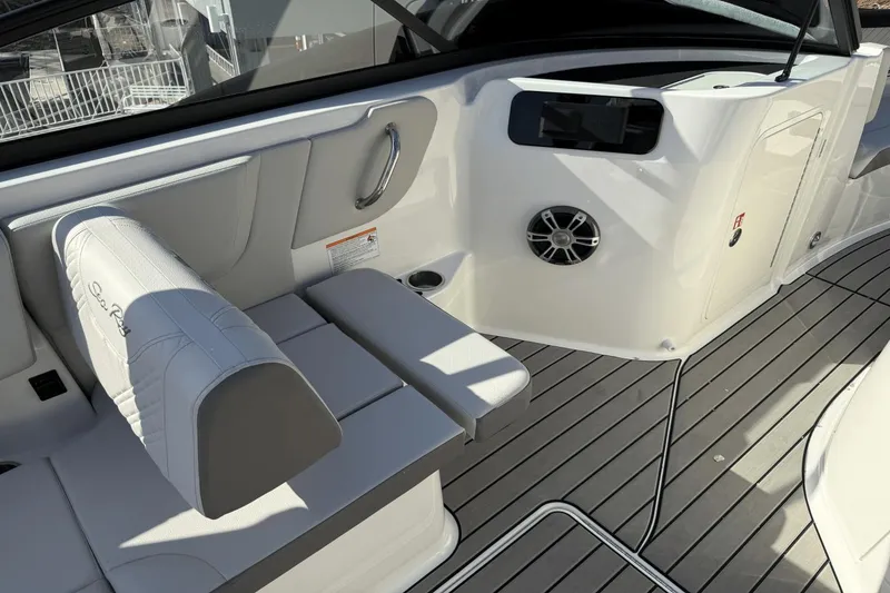 Slide: The Image of Sea Ray SDX 250 2025 - 14