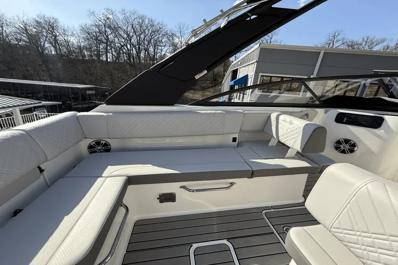 Slide: The Image of Sea Ray SDX 250 2025 - 16
