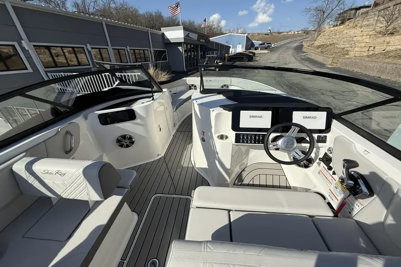 Slide: The Image of Sea Ray SDX 250 2025 - 17