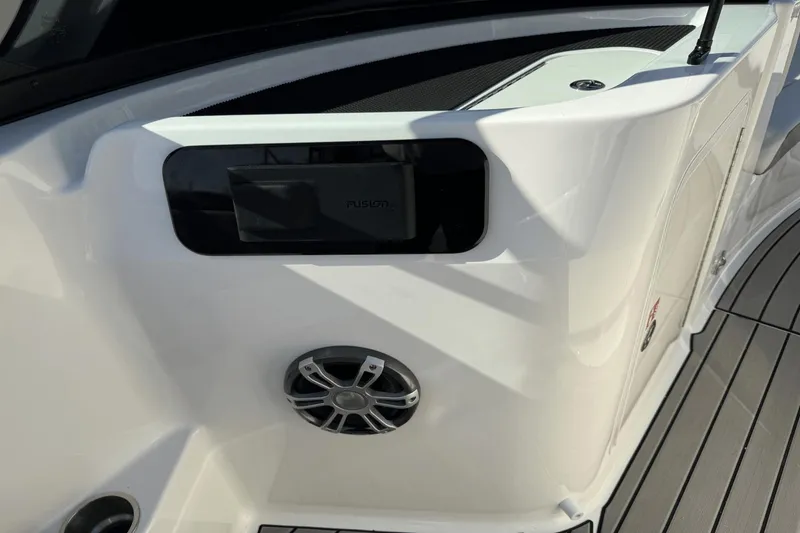 Slide: The Image of Sea Ray SDX 250 2025 - 18