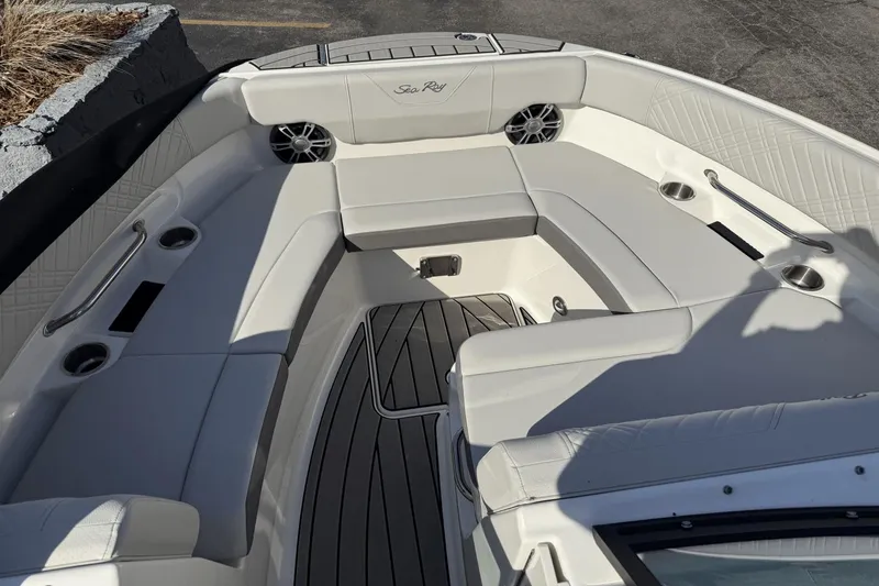 Slide: The Image of Sea Ray SDX 250 2025 - 23