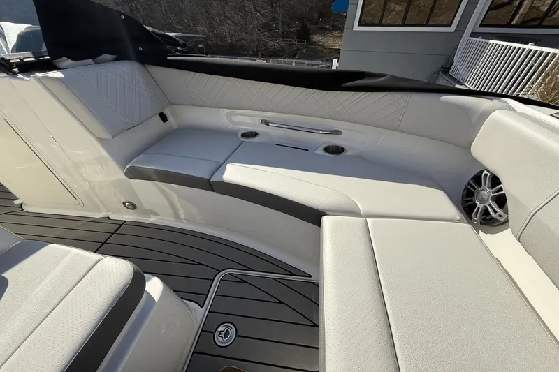 Slide: The Image of Sea Ray SDX 250 2025 - 26