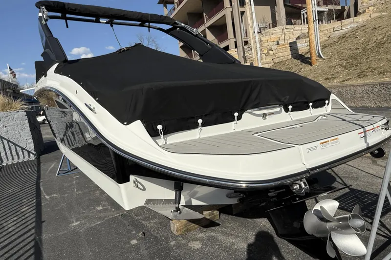 Slide: The Image of Sea Ray SDX 250 2025 - 5