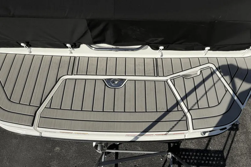 Slide: The Image of Sea Ray SDX 250 2025 - 6