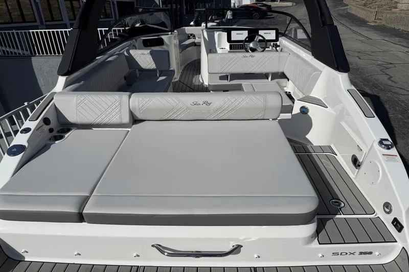 Slide: The Image of Sea Ray SDX 250 2025 - 8