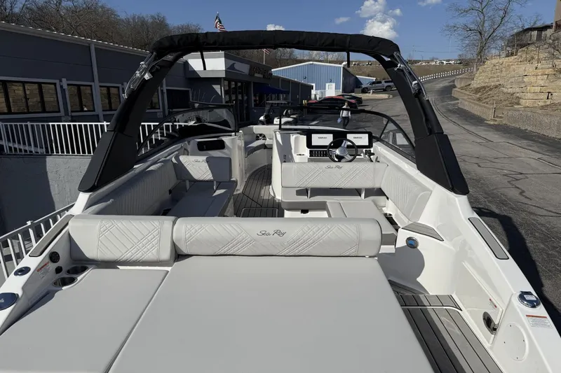 Slide: The Image of Sea Ray SDX 250 2025 - 9