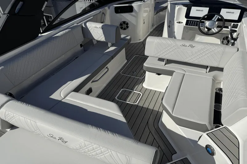 Slide: The Image of Sea Ray SDX 250 2025 - 10