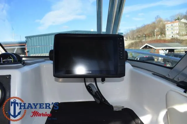 Slide: The Image of Seaswirl 2301 Walkaround 2004 - 17