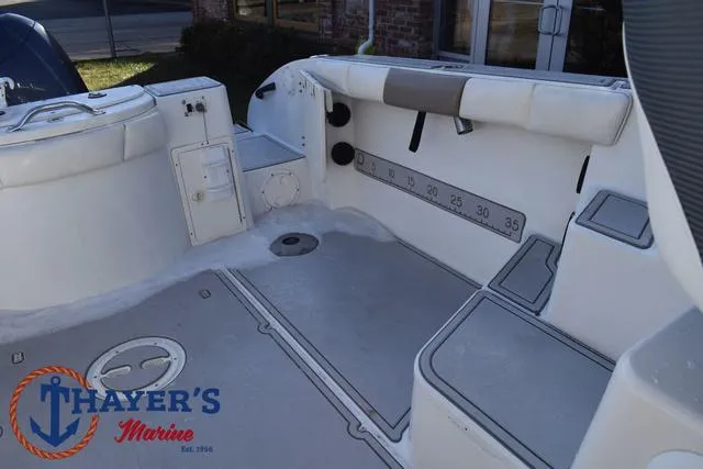 Slide: The Image of Seaswirl 2301 Walkaround 2004 - 29