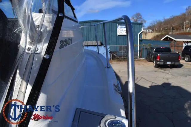 Slide: The Image of Seaswirl 2301 Walkaround 2004 - 37