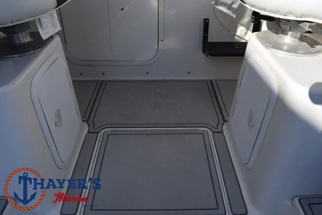 Slide: The Image of Seaswirl 2301 Walkaround 2004 - 38