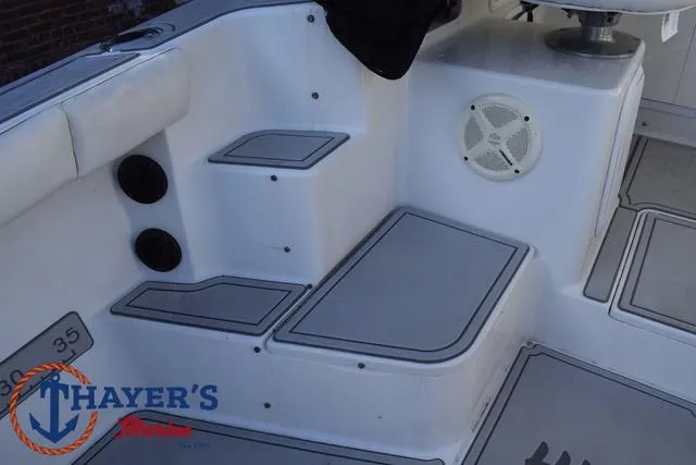 Slide: The Image of Seaswirl 2301 Walkaround 2004 - 39