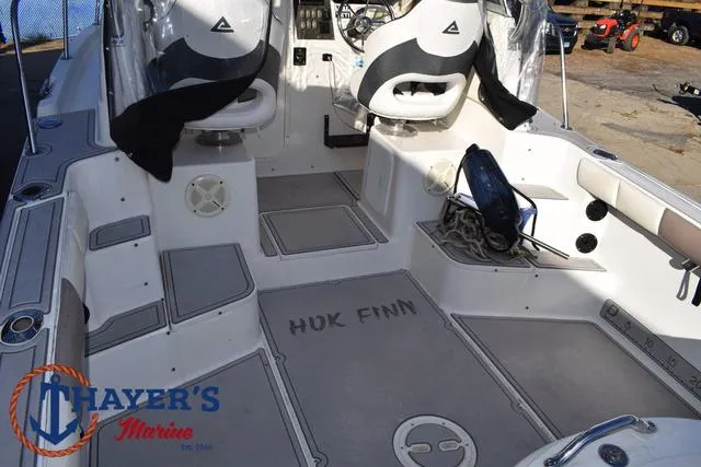 Slide: The Image of Seaswirl 2301 Walkaround 2004 - 41