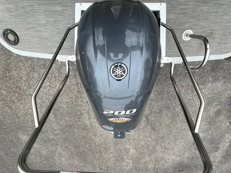 Slide: The Image of Yamaha 200 outboard motor on 2022 Bennington 23LTFB boat, top view. - 22