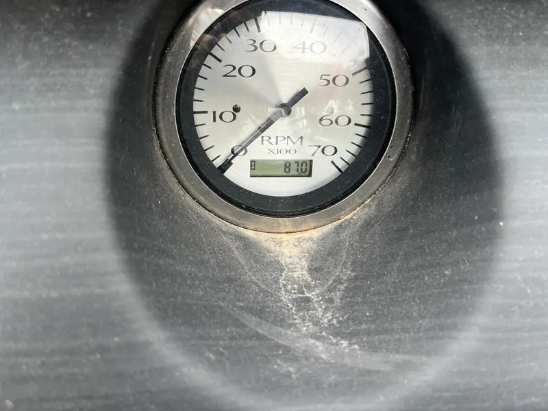 Slide: The Image of Tachometer displaying 810 RPM on a 2022 Bennington 23LTFB boat. - 26