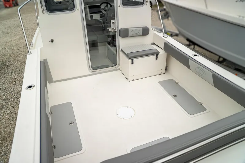 Slide: The Image of Defiance Admiral 220 EX 2025 - 11