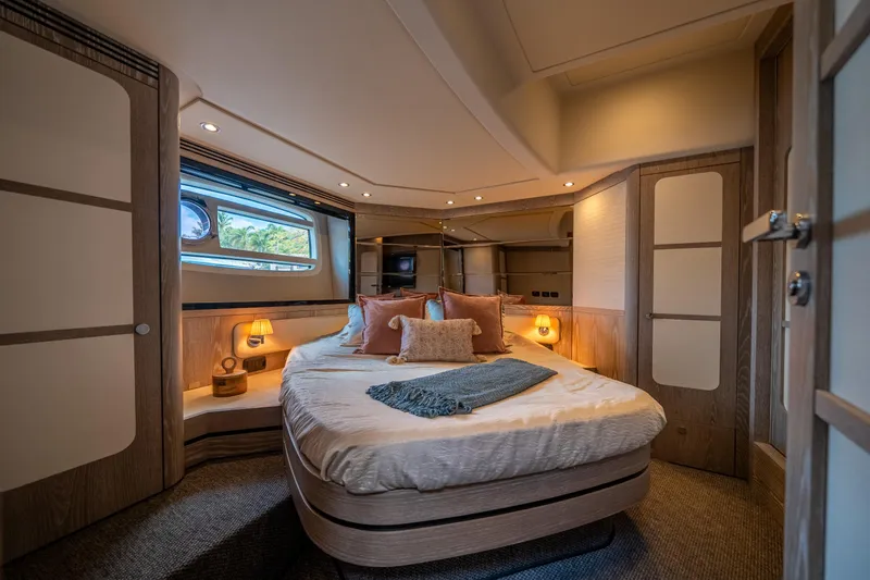 Slide: The Image of Azimut Magellano 53 2018 - 68