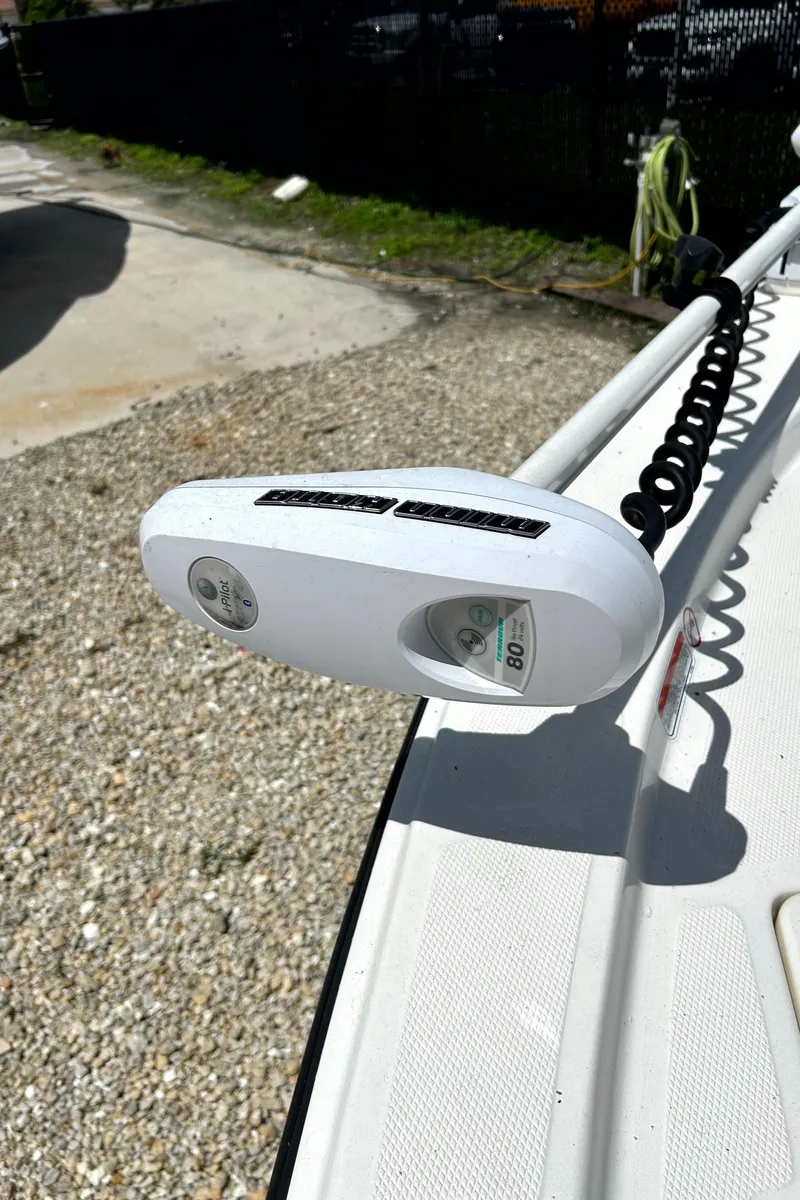 Slide: The Image of 2018 Mako 21LTS boat with mounted trolling motor on deck. - 10