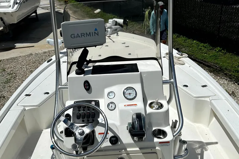 Slide: The Image of 2018 Mako 21LTS boat console with Garmin navigation system. - 6