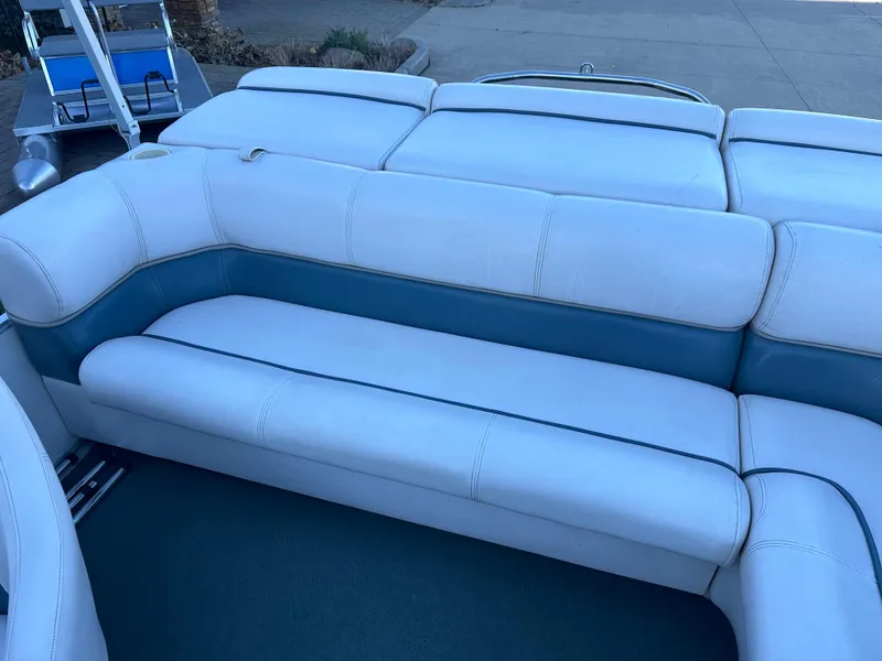 Slide: The Image of White and blue seating on a 2000 Harris EURO CLASSIC boat. - 15