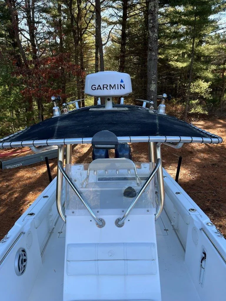 Slide: The Image of Edgewater 245CC 2006 boat with Garmin radar, forest background. - 12