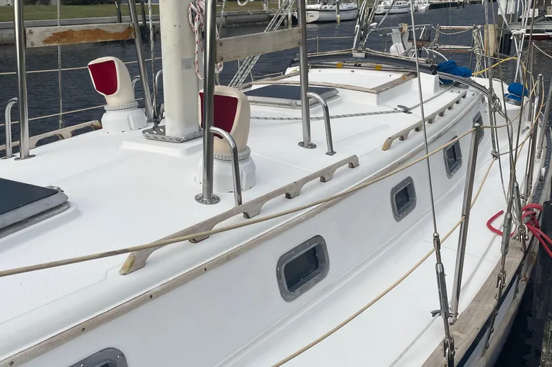 Slide: The Image of Pacific Seacraft 34 1990 - 18