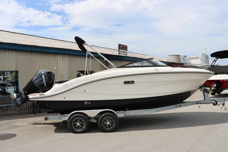 Slide: The Image of Sea Ray SPX 210 Outboard 2025 - 1