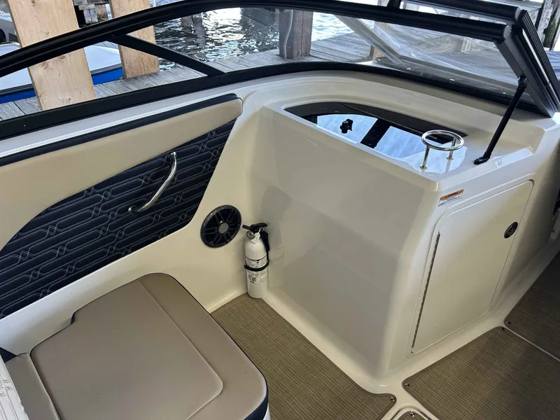 Slide: The Image of Sea Ray SPX 210 Outboard 2025 - 6